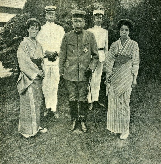 Oyama_Iwao_and_family_in_1904